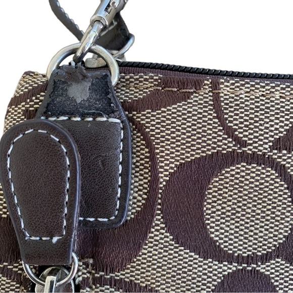 Classic Coach Crossbody Signature Handbag - Picture 5 of 10